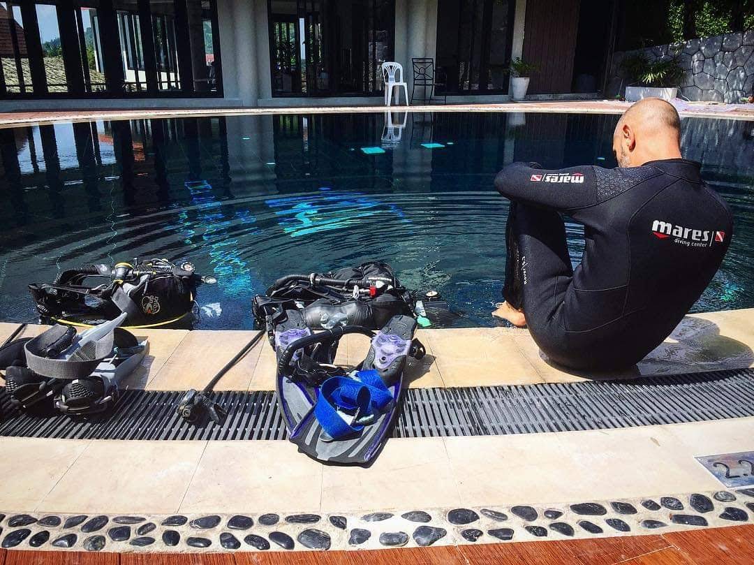 Xavier Gómez preparando equipo de buceo